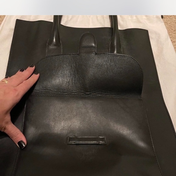 CÉLINE Navy Elegance The Must-Have Luxury Tote for the Modern Sophisticate navy - Picture 8 of 14